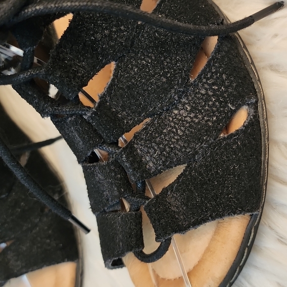 Earth Plover Wide Black Leather Sandals, Size 6B - Picture 6 of 17